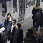 Lyon : un homme blesse plusieurs personnes avec un couteau dans le métro avant d'être interpellé
          La police a interpellé un homme qui s'en est pris à plusieurs personnes avec un couteau dans le métro lyonnais dimanche. Deux victimes sont en urgence absolue.