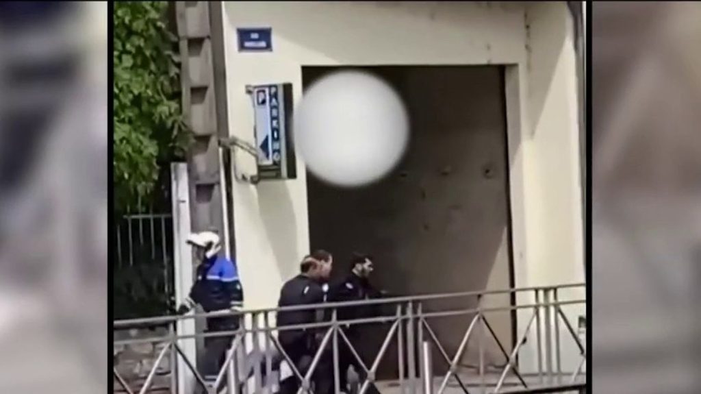 Haute-Saône : dans le centre-ville d'Héricourt, un homme tire à la kalachnikov
          Un homme muni d'une kalachnikov a ouvert le feu dans le centre-ville d'Héricourt samedi 25 mai. Aucune personne n'a été blessée et le suspect a été interpellé chez ses parents.