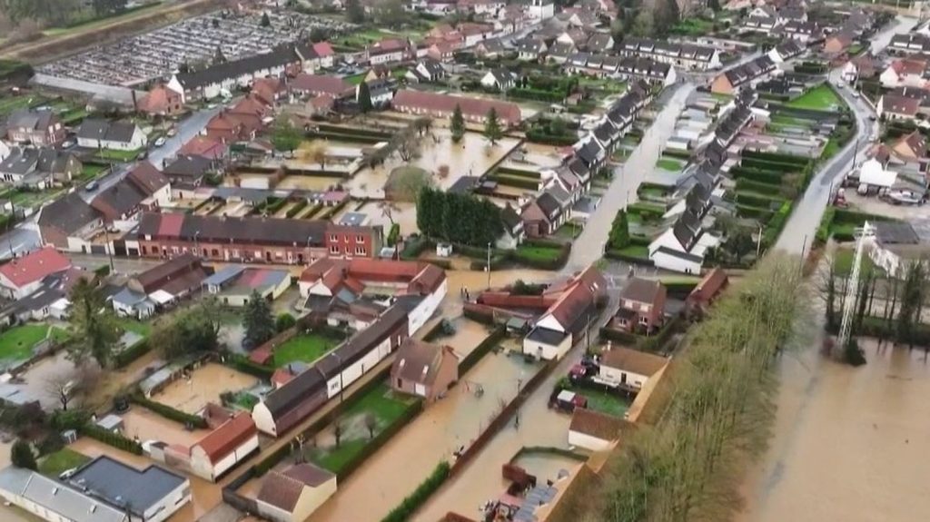 Inondations dans le Pas-de-Calais : une trentaine de maisons vont être détruites
          Dans le Pas-de-Calais, une trentaine de maisons doivent être détruites dans la ville d’Arques, faute de pouvoir empêcher l’eau d’y entrer, une décision difficile et douloureuse pour les habitants. Certains refusent catégoriquement.