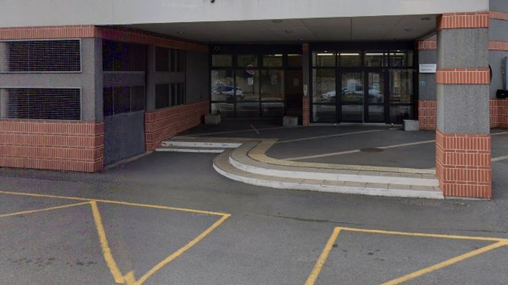 Un jeune homme de 18 ans interpellé après avoir agressé une enseignante à l'arme blanche dans un lycée du Maine-et-Loire
          La victime souffre d'une blessure au visage, sans que son pronostic vital soit engagé, ont précisé les autorités.