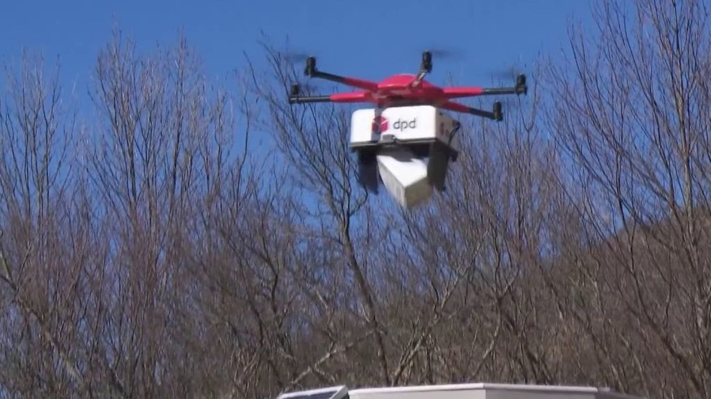 La Poste : la livraison de colis par drones expérimentée en France
          Depuis le début de l’année 2024, La Poste a ouvert une ligne expérimentale de livraison de colis par drone entre des villages du Vercors, la troisième de ce type en France.