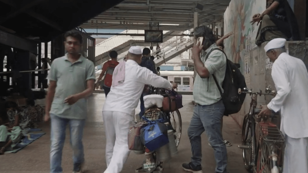 Inde : à Bombay, les dabbawalas sillonnent les rues pour livrer des repas
          La livraison de repas à domicile a réalisé 343 milliards de dollars de chiffre d’affaires dans le monde pour les plateformes. C’est une tradition indienne née il y a 130 ans qui a inspiré et qui inspire encore aujourd’hui ces start-ups.