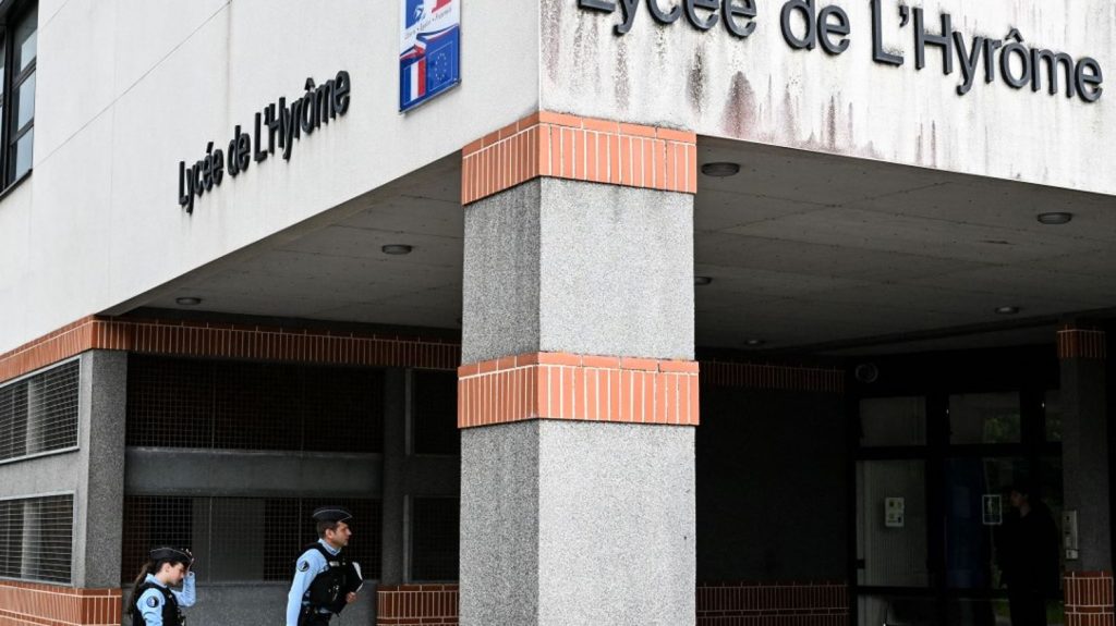 Enseignante agressée dans le Maine-et-Loire : le lycéen mis en examen pour trois tentatives d'assassinat
          Le jeune homme est poursuivi pour avoir agressé une enseignante du lycée de l'Hyrôme, à Chevillé-en-Anjou, lundi. Il projetait également de s'en prendre à deux élèves.