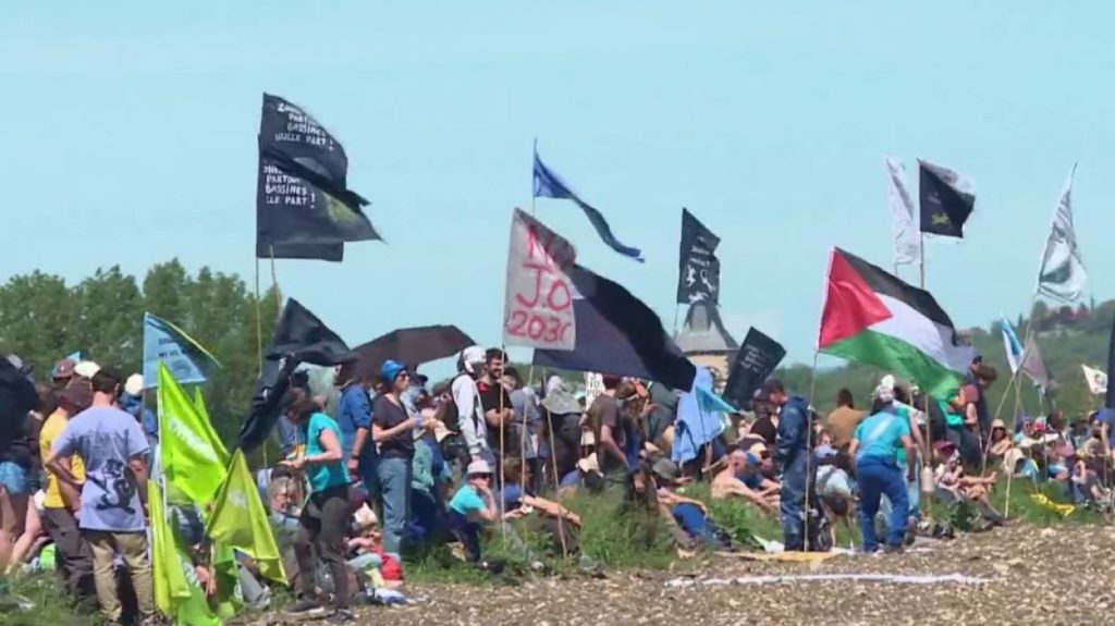 Mégabassines : les manifestants mobilisés dans le Puy-de-Dôme
          Dans la journée du samedi 11 mai, des milliers de manifestants se sont donnés rendez-vous dans le Puy-de-Dôme. Ils ont protesté contre le projet de construction de deux réserves d’eau, destinées à irriguer 800 hectares.