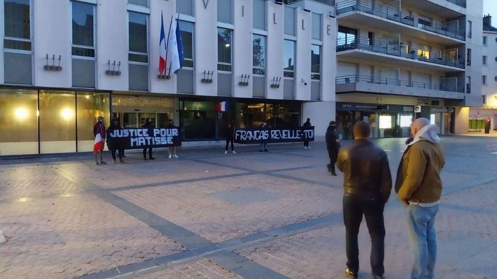 Meurtre de Matisse : à la veille de la marche blanche, des militants identitaires ont déployé des banderoles devant l'hôtel de ville de Châteauroux
          La marche blanche prévue samedi à partir de 15h30 réunira entre 3 000 et 10 000 personnes, selon une estimation de la préfecture de l'Indre.