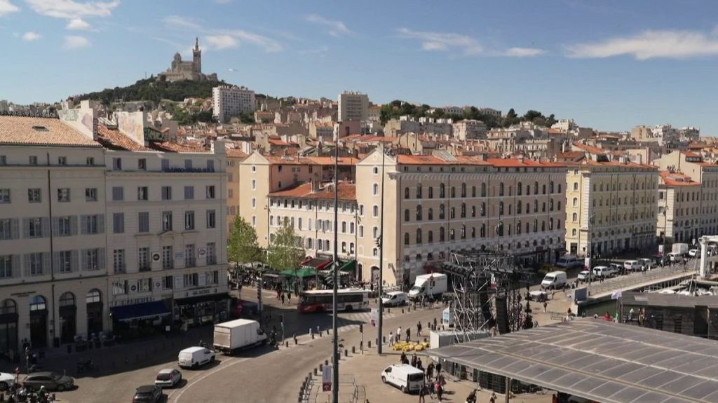 Paris 2024 : Marseille en effervescence avant l'arrivée de la flamme olympique
          À la veille de la venue du Belem, qui transporte la flamme olympique, à Marseille, dans les Bouches-du-Rhône, la ville est en pleins préparatifs.