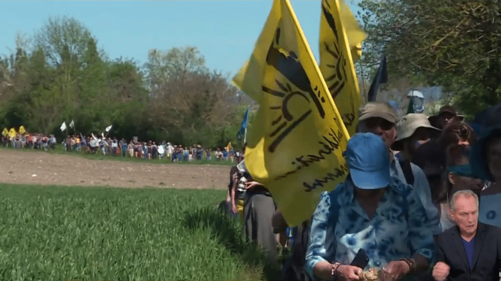 Environnement : une journée de mobilisation contre les mégabassines
          Dans le Puy-de-Dôme, une nouvelle manifestation contre les mégabassine a eu lieu samedi 11 mai. 6 500 personnes se sont rassemblées à l’appel de plusieurs associations écologistes et de la Confédération paysanne.