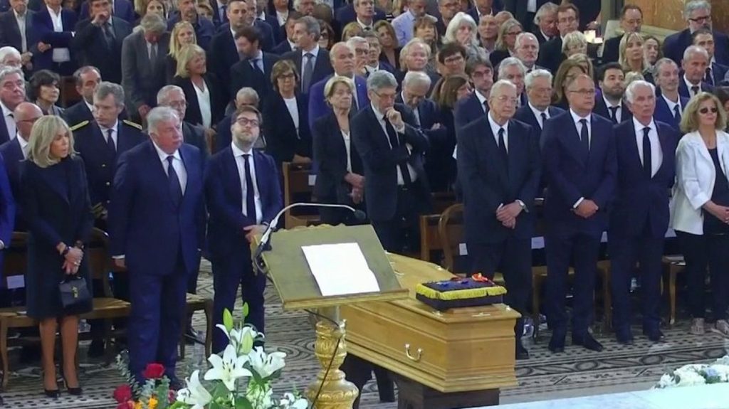 Marseille : de nombreuses personnalités politiques présentes aux obsèques de Jean-Claude Gaudin
          Jeudi 23 mai, François Bayrou, Nicolas Sarkozy ou encore Brigitte Macron se sont rendus à Marseille (Bouches-du-Rhône) pour rendre un dernier hommage à Jean-Claude Gaudin, ancien maire de la ville, décédé à l'âge de 84 ans.