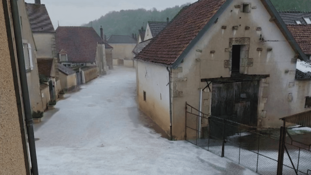 Yonne : fortes pluies, grêle… des orages impressionnants dans le département
          Des orages violents ont provoqué de nombreux dégâts en Bourgogne, mercredi 1er mai.