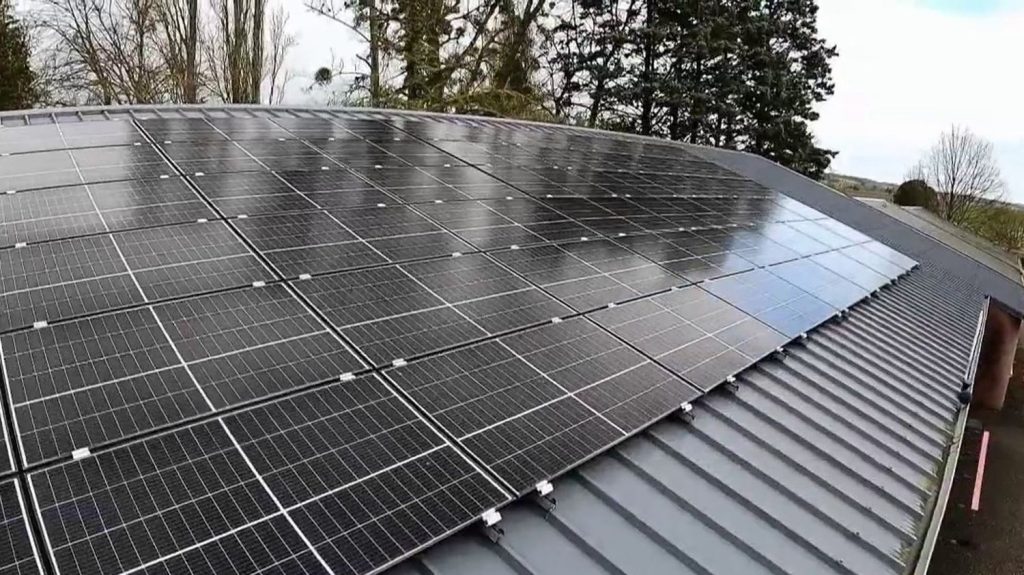 Environnement : des mairies installent des panneaux solaires sur les toits des écoles grâce à des projets citoyens
          Dans deux communes des Deux-Sèvres et de la Vienne, les maires ont décidé de faire installer des panneaux solaires pour produire de l'électricité sur les toits des écoles. Leur achat a été en partie financé par les habitants.