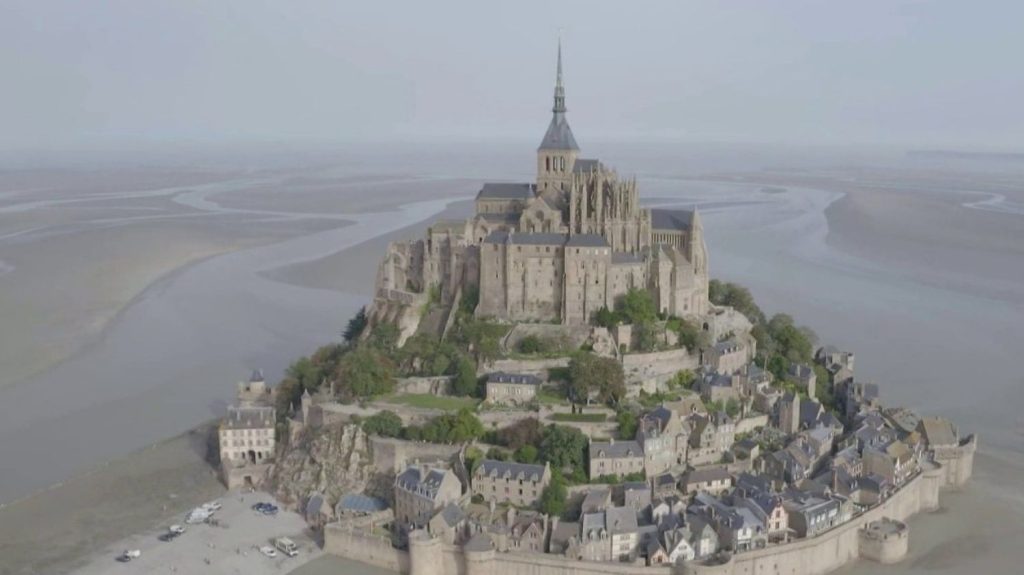 Paris 2024 : la flamme olympique va tutoyer l'archange du Mont-Saint-Michel
          Près de 50 000 personnes sont attendues toute la journée du 31 mai sur le site du Mont-Saint-Michel, dans la Manche, où passera la flamme olympique.