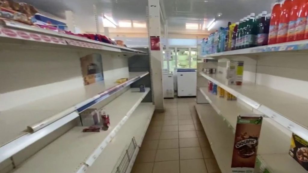 Émeutes en Nouvelle-Calédonie : des pénuries dans les supermarchés et les pharmacies
          En Nouvelle-Calédonie, la situation semble évoluer vers un retour au calme. Se pose désormais la question des ravitaillements des supermarchés. Reportage.