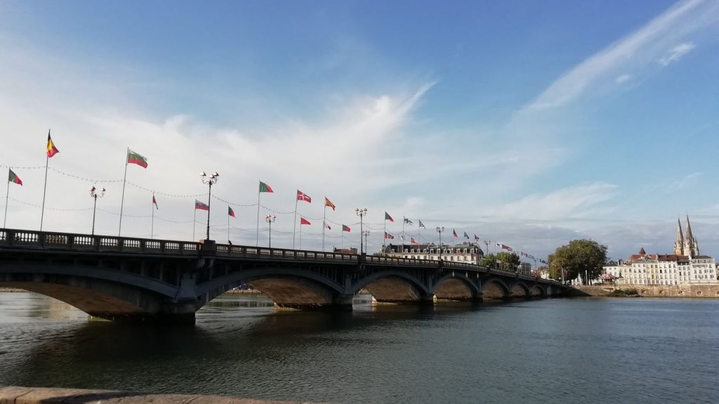 La mairie de Bayonne porte plainte après la dégradation du drapeau israélien sur le pont Saint-Esprit
          "C'est une action volontaire. Cet homme voulait atteindre ce drapeau et aucun autre, avec une volonté de le détruire", estime Jean-René Etchegaray, le maire de la ville.