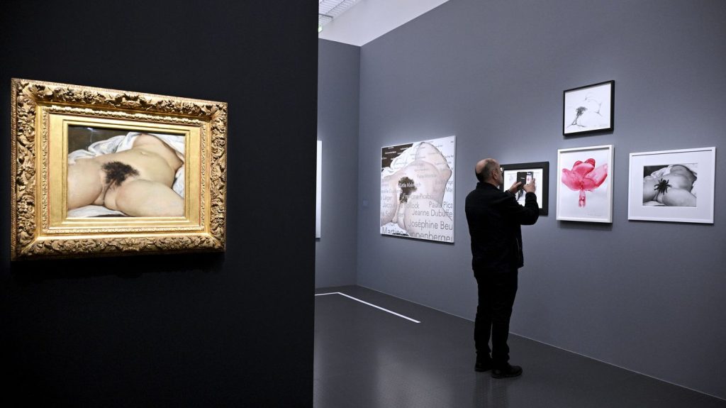 Le musée d'Orsay porte plainte après le tag sur le tableau "L'Origine du monde" de Courbet au Centre Pompidou-Metz
          Peint en 1866, ce célèbre tableau représente un sexe de femme. Entré dans les collections du musée d'Orsay en 1995, il avait été prêté au Centre Pompidou-Metz dans le cadre d'une exposition consacrée au psychanalyste Jacques Lacan, qui en a été le dernier propriétaire privé.