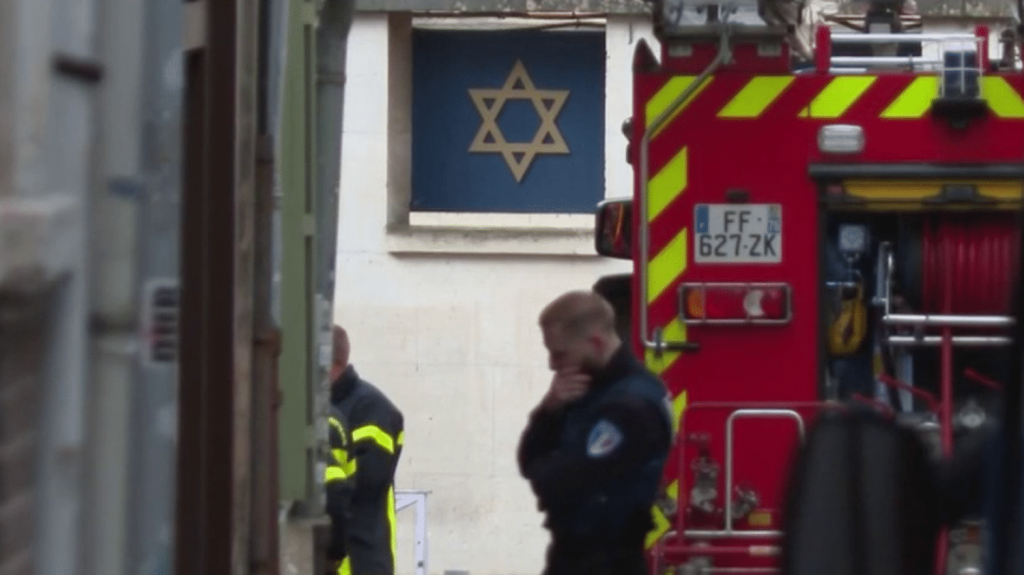 Incendie à la synagogue de Rouen : le profil de l'assaillant
          Un homme a tenté de mettre le feu à la synagogue de Rouen, en Seine-Maritime, vendredi 17 mai. Abattu par la police, il s'agissait d'un Algérien de 29 ans qui faisait l'objet d'une obligation de quitter le territoire français.
