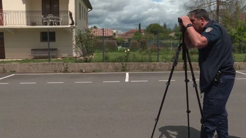 Drôme : trois communes investissent dans un radar
          Trois communes rurales de la Drôme ont acheté ensemble un radar mobile pour 7 000 euros. Elles l'utilisent à tour de rôle.