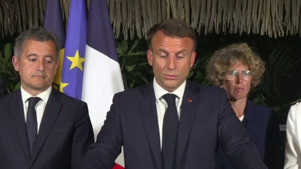 Emmanuel Macron en Nouvelle-Calédonie : pas de retour en arrière pour la réforme
          En visite expresse à Nouméa (Nouvelle-Calédonie) pour tenter d'apaiser les tensions, le chef de l'État a fait une série d'annonces devant les élus locaux et a appelé à un retour au calme.