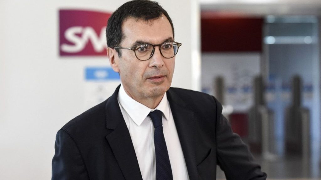 SNCF : trois questions sur le remplacement du PDG Jean-Pierre Farandou, annoncé par le gouvernement
          Jean-Pierre Farandou sera remplacé à ses fonctions à l'issue des Jeux olympiques et paralympiques de Paris. La décision, annoncée mardi par le gouvernement, fait polémique.