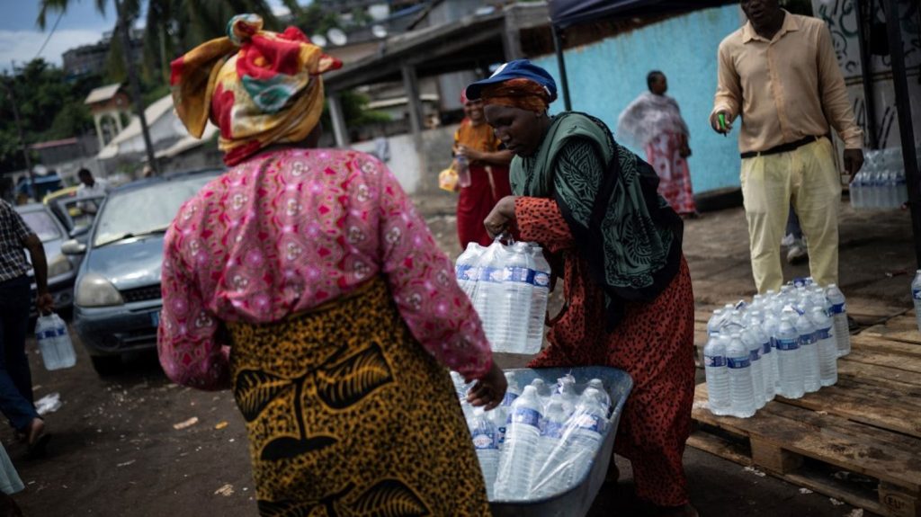 Epidémie de choléra à Mayotte : "la réponse est adéquate", pour le ministre de la Santé, Frédéric Valletoux
          Le ministre chargé de la Santé s'est voulu rassurant lors d'un déplacement sur l'île de l'océan indien, où le choléra a fait une première victime : une fillette de trois ans.