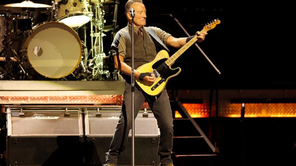 Le concert de Bruce Springsteen à Marseille reporté en raison d'une "extinction de voix"
          Le chanteur américain avait annoncé en septembre dernier le report en 2024 de ses concerts prévus aux Etats-Unis afin de se "rétablir d'un ulcère" gastrique.