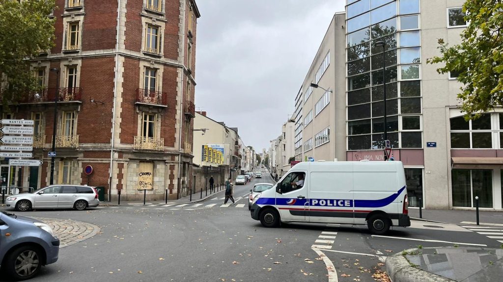 Deux blessés à Nantes lors d'une rixe en plein centre-ville impliquant une dizaine de personnes
          L'un des blessés a été interpellé, soupçonné d'avoir participé à l'agression du deuxième, agressé à coups de couteau. L'auteur principal des coups est en fuite.