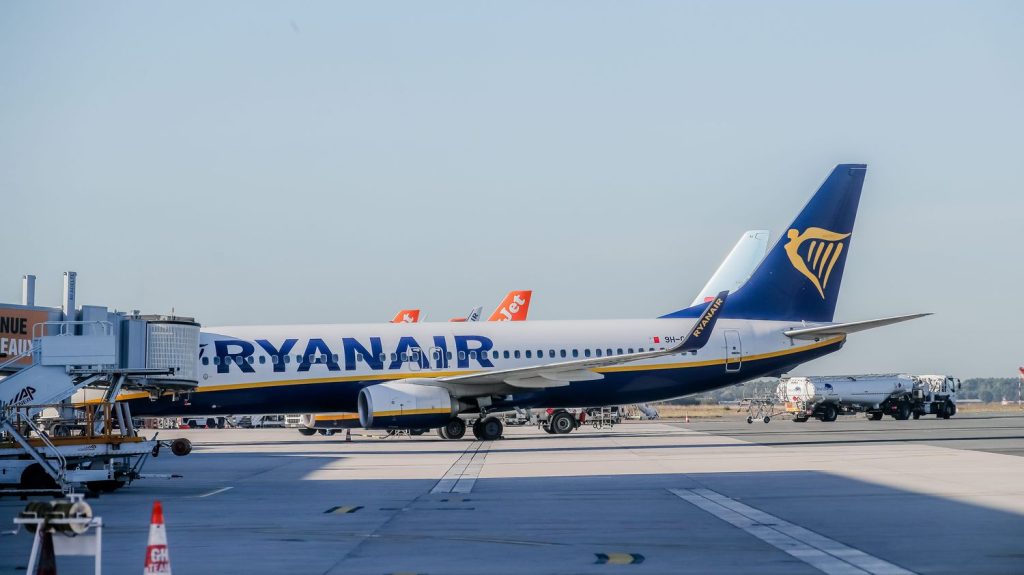 Aviation : malgré des résultats positifs, Ryanair annonce la fermeture de sa base de Bordeaux
          La compagnie low cost, dont le chiffre d'affaires est en hausse, ne desservira plus l’aéroport de Bordeaux, ce que dénonce le principal syndicat d'hôtesses et de stewards.