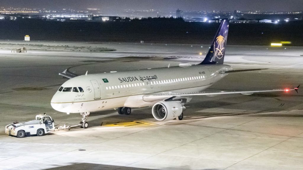 Aéronautique : la compagnie aérienne Saudia commande 105 avions à Airbus
          L’opérateur public aérien d’Arabie saoudite, le groupe Saudia, va acheter pour 19 milliards d’euros d’avions européens.