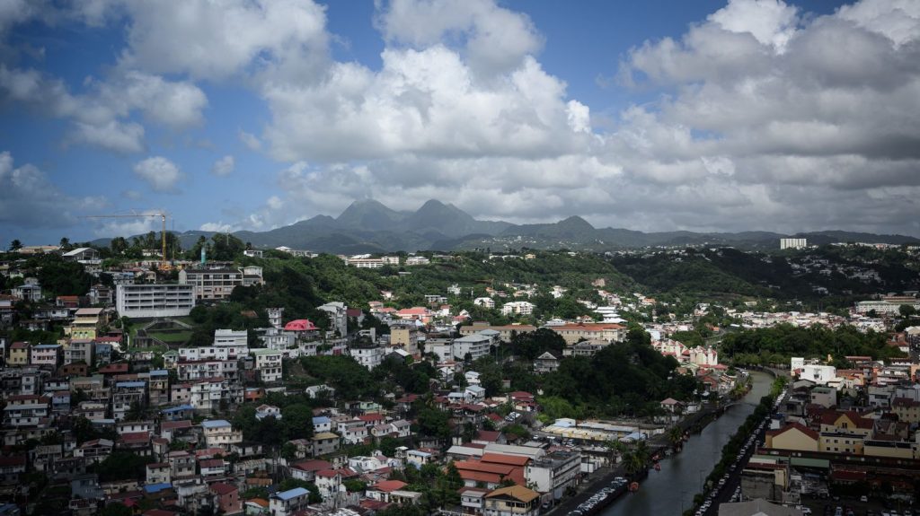 La Martinique placée en "crise sécheresse" pour la première fois de son histoire
          En avril, le déficit de précipitations sur l'île des Antilles "a été jusqu'à 70% inférieur à la moyenne de ces trente dernières années", selon la préfecture.