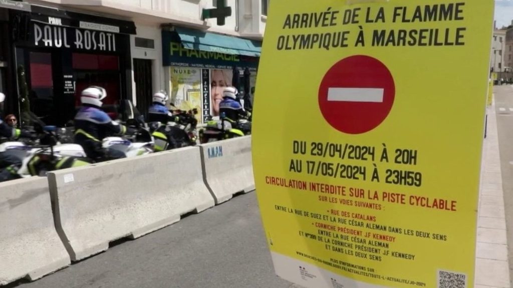 Paris 2024 : un important dispositif de sécurité à Marseille avant l'arrivée de la flamme
          Les Jeux olympiques commencent mercredi 8 mai, car la flamme débarque en France. 150 000 personnes sont attendues sur le Vieux-Port de Marseille dans les Bouches-du-Rhône, et un important dispositif de sécurité se met en place.