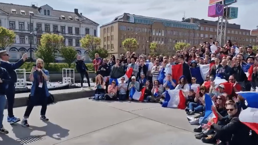 Eurovision 2024 : de nombreux fans français seront présents pour soutenir Slimane
          La finale de l’Eurovision se déroulera samedi 11 mai en Suède. Les espoirs français reposent sur le chanteur Slimane, beaucoup de fans français ont fait le déplacement.