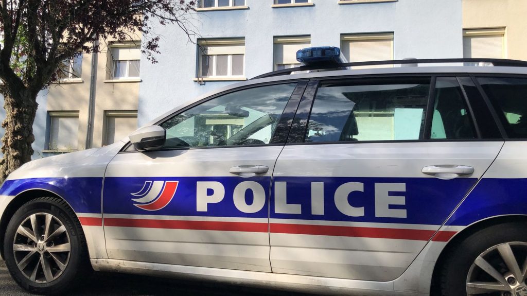 Un quadragénaire placé en garde à vue dans le Val-de-Marne, soupçonné d'avoir tué un homme de 79 ans à Saint-Maur-des-Fossés
          D'après les premiers éléments de l'enquête, "la victime aurait été agressée alors qu'elle se rendait dans un foyer pour récupérer un panier alimentaire" jeudi en milieu de journée, selon le parquet.