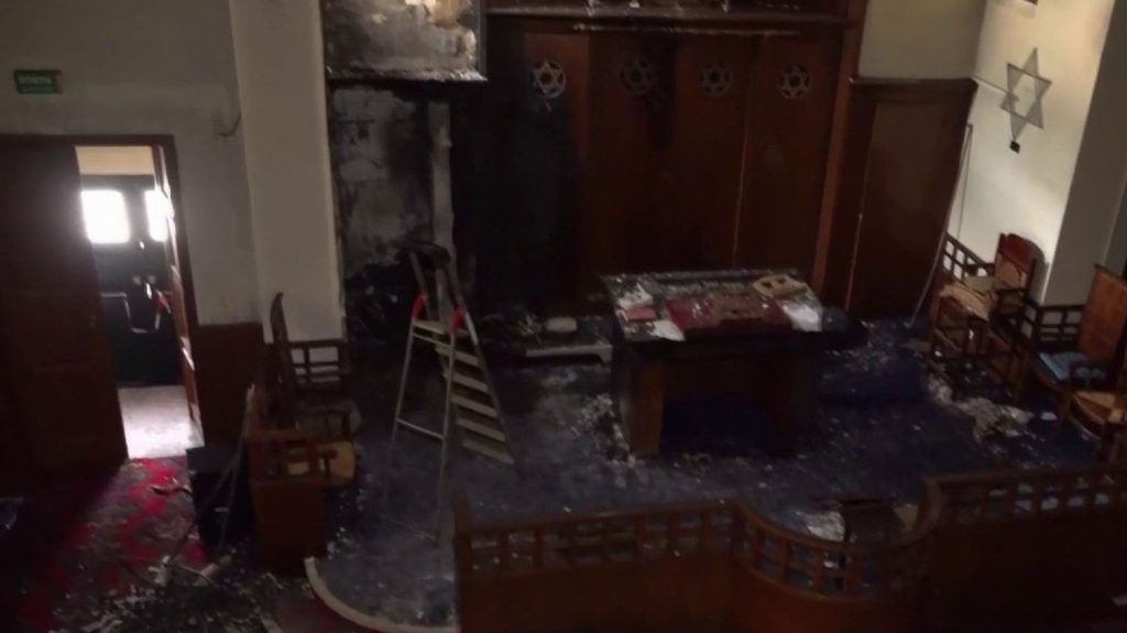 Incendie à la synagogue de Rouen : les habitants font part de leur effroi
          Un individu a tenté d’incendier la synagogue de Rouen, en Seine-Maritime, vendredi 17 mai. Il a ensuite menacé d’un couteau des policiers venus l’en empêcher. L’un d’entre eux l’a abattu. Les habitants sont sous le choc.