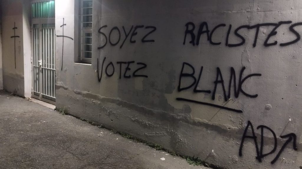 La mosquée de Pessac en Gironde visée par des tags racistes
          Le président de la mosquée explique craindre un passage à l'acte et annonce son intention de porter plainte.