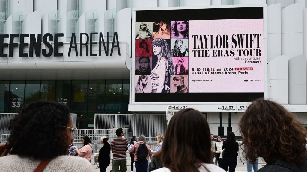 Billets de bus, réservations d'hôtels : comment la tournée française de Taylor Swift profite aux professionnels du tourisme
          La star de la pop américaine commence jeudi une série de quatre concerts à Paris, avant de faire deux représentations en juin à Lyon.