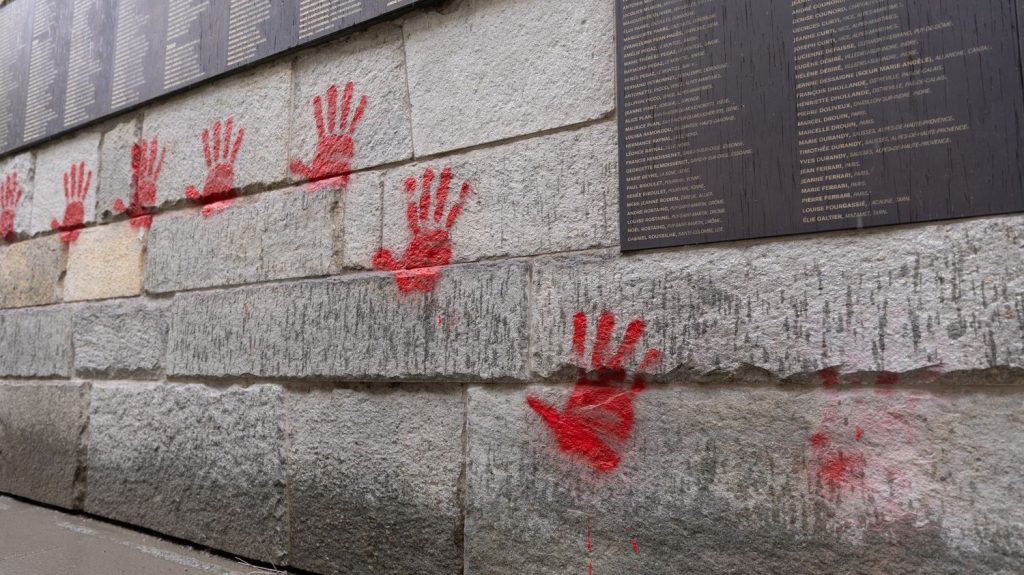 Tags de mains rouges sur le Mémorial de la Shoah : une information judiciaire a été ouverte vendredi, annonce la procureure
          Il y a deux semaines, le Mur des Justes du Mémorial de la Shoah a été vandalisé avec des peintures de mains rouges.