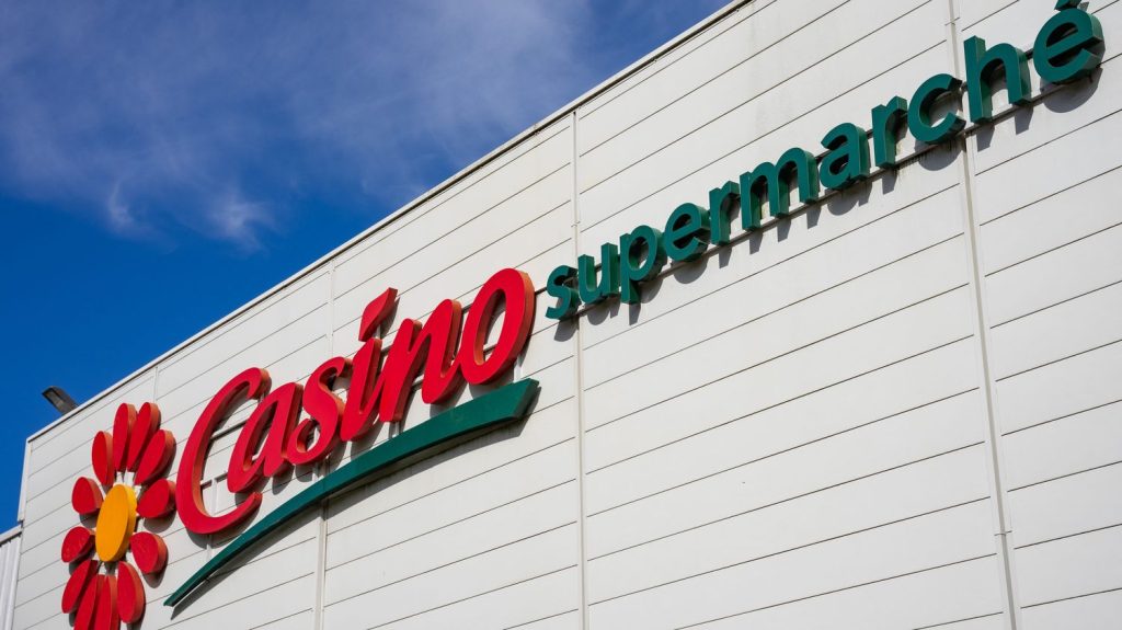 Le groupe Casino, en proie à de graves difficultés financières, a cédé 121 magasins à Auchan, Les Mousquetaires et Carrefour
          Le distributeur, en proie à de graves difficultés financières, a annoncé mardi avoir vendu 121 magasins grand format, et a précisé que "les cessions des 166 magasins restants interviendront en deux étapes, le 31 mai 2024 et le 1er juillet 2024".