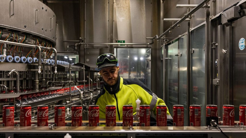 Coca-Cola : malgré des tarifs en hausse, les ventes continuent de progresser
          Coca-Cola, la célèbre marque de soda a publié ses résultats pour le premier trimestre 2024 : malgré l'inflation et la hausse des matières premières, ils sont meilleurs que prévus. La marque emblématique est bien ancrée dans les foyers français.