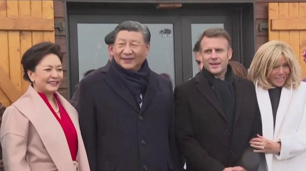 Visite de Xi Jinping en France : Emmanuel Macron et le président chinois au Tourmalet
          Emmanuel Macron et Xi Jinping se sont rendus au col du Tourmalet, dans les Hautes-Pyrénées, mardi 7 mai. Cela conclut la visite d'État de deux jours du président chinois.