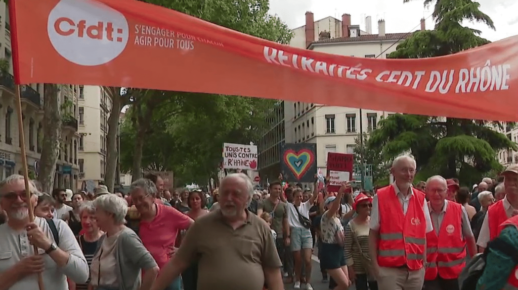 Manifestations contre l’extrême droite : 10 000 personnes rassemblées à Lyon
          Plusieurs milliers de personnes ont manifesté, dimanche 16 juin, à Lyon (Rhône) contre l’extrême droite. Selon la préfecture, environ 10 000 personnes étaient présentes.