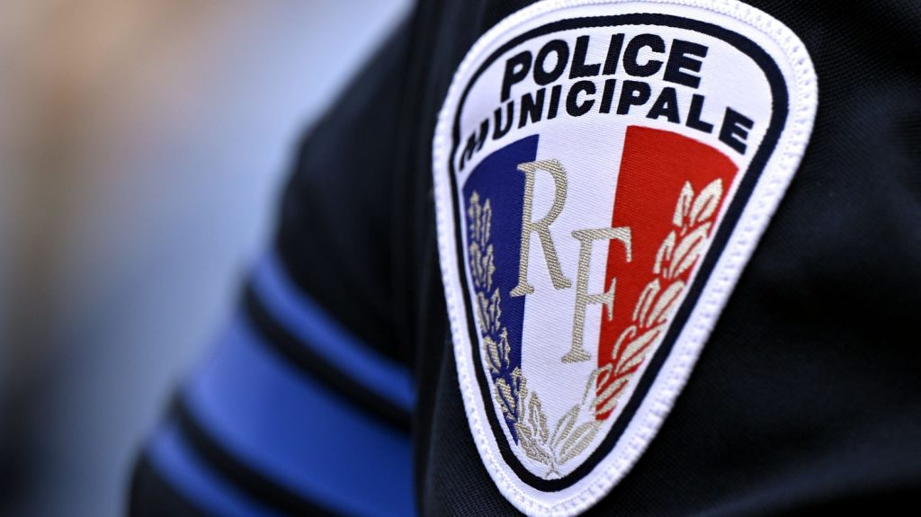 Un homme abattu par un policier municipal après l'agression au tournevis d'un agent d'entretien en Seine-Saint-Denis
          Les faits se sont produits mercredi matin à Aubervilliers.