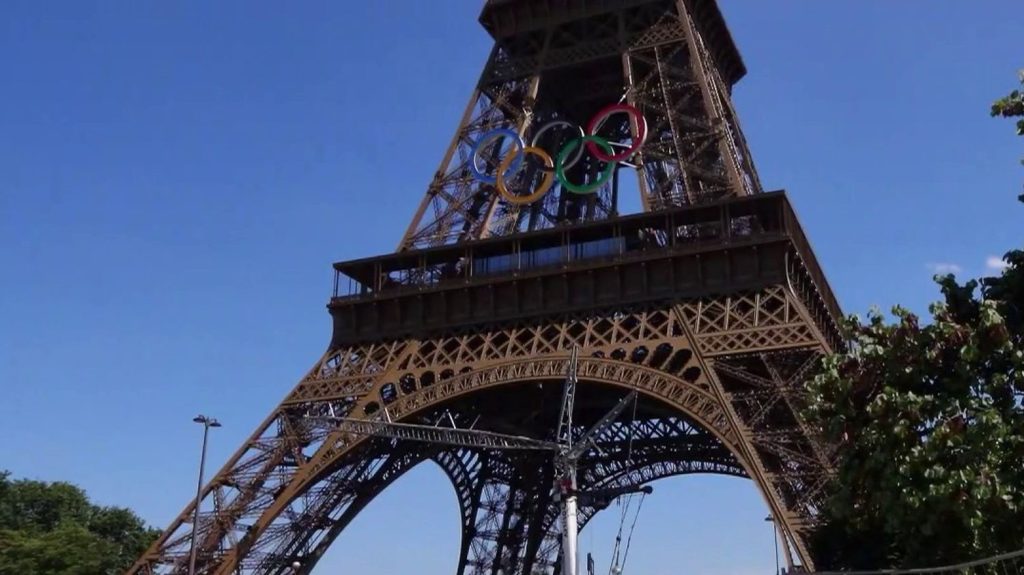 Paris 2024 : les anneaux olympiques installés sur la tour Eiffel
          Lourds de 30 tonnes, et larges de 29 mètres, les anneaux olympiques ont été suspendus en hauteur sur la tour Eiffel, vendredi 7 juin.