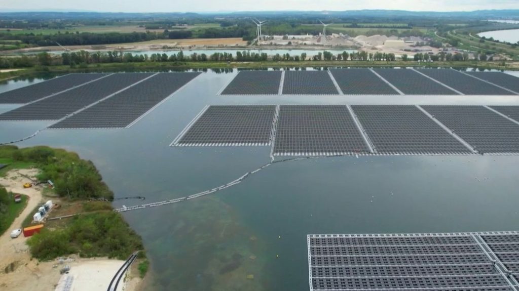 Vaucluse : l’une des plus grandes centrales solaires flottantes d'Europe à Piolenc
          Une centrale de 17 hectares a été construite sur un lac artificiel dans le Vaucluse, avec quelque 47 000 panneaux photovoltaïques qui donnent l’impression de flotter sur l’eau.