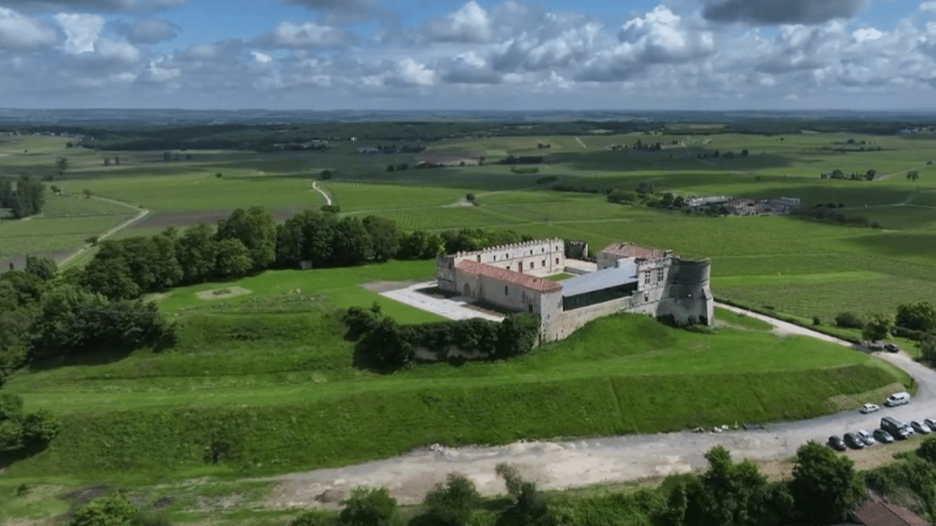 Patrimoine : le château de Bouteville renaît après six ans de travaux
          Dimanche 2 juin, la série "Les Chemins de Traverse" fait halte en Charente, près de Cognac, au cœur du Château de Bouteville qui vient de rouvrir ses portes.