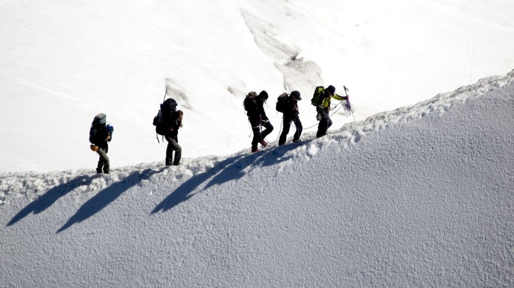 Cinq personnes ont fait des chutes mortelles en deux jours dans les Alpes
          Les alpinistes ou randonneurs ont trouvé la mort mercredi et jeudi, notamment autour du mont Blanc, où les secours appellent à "différer ses projets de sorties en montagne" en raison de la persistance d'un fort enneigement.