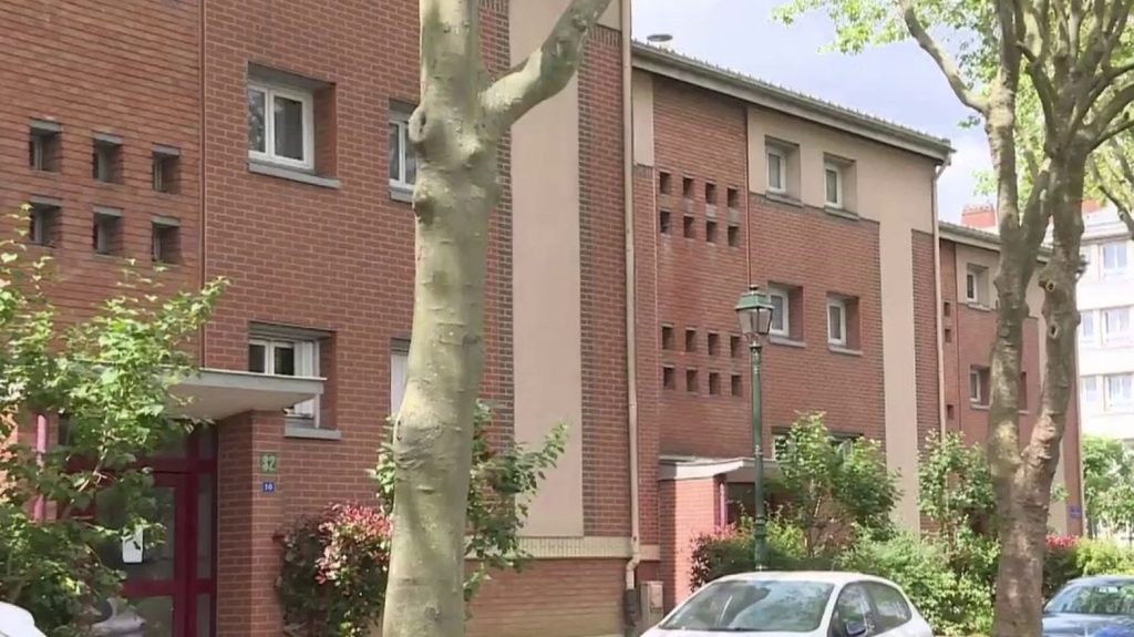 Collision mortelle à Clamart : un adolescent de 14 ans tue un automobiliste
          Dans la nuit du 3 au 4 juin à Clamart, dans les Hauts-de-Seine, un conducteur de 34 ans est décédé dans une collision mortelle avec une voiture volée conduite par un garçon de 14 ans.