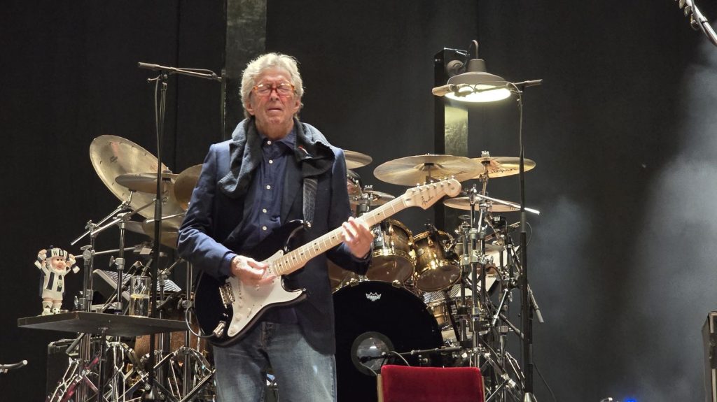 En concert pour quatre dates en France, le chanteur et guitariste de légende Eric Clapton a transpiré le blues à Lyon
          Le "guitar hero" était en concert mercredi à Lyon. Un show majoritairement dédié au blues qu'il propose à nouveau ce vendredi aux Arènes de Nîmes.  .