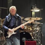 En concert pour quatre dates en France, le chanteur et guitariste de légende Eric Clapton a transpiré le blues à Lyon
          Le "guitar hero" était en concert mercredi à Lyon. Un show majoritairement dédié au blues qu'il propose à nouveau ce vendredi aux Arènes de Nîmes.  .