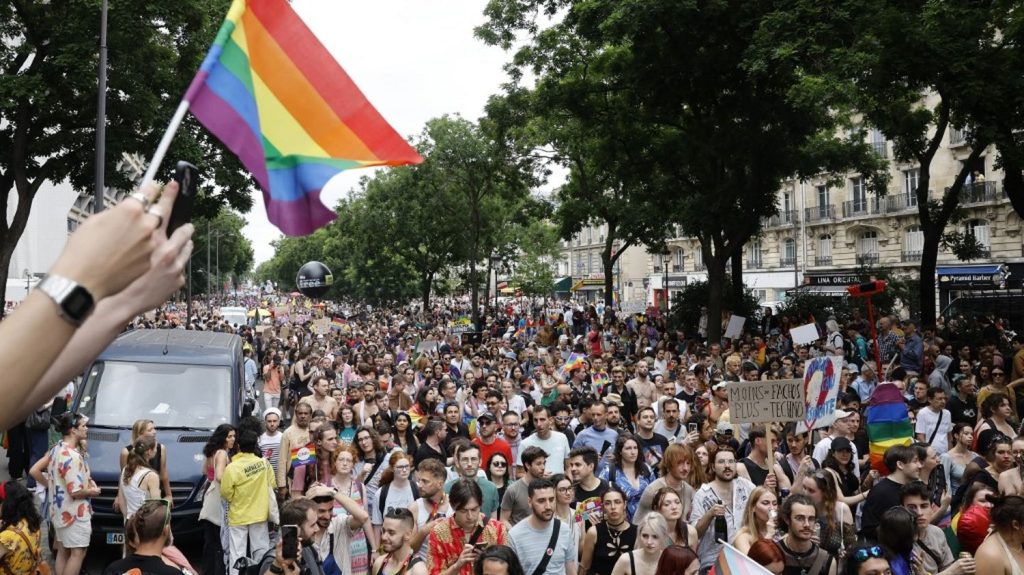 Marche des fiertés LGBTQ+ : des milliers de personnes à Paris contre la transphobie
          Les organisateurs de cette édition 2024 au sein de la capitale ont dénoncé une offensive transphobe.