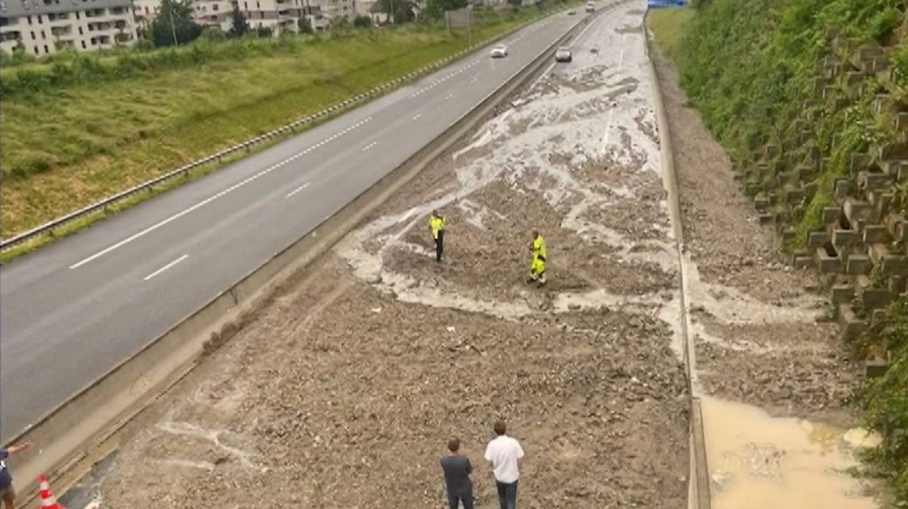 Haute-Savoie : des automobilistes piégés par une coulée de boue sur l'autoroute
          Les automobilistes de l'A40 ont vécu une soirée cauchemardesque, dimanche 9 juin. L'autoroute près de la frontière suisse a été coupée par une coulée de boue, due aux orages en Haute-Savoie.