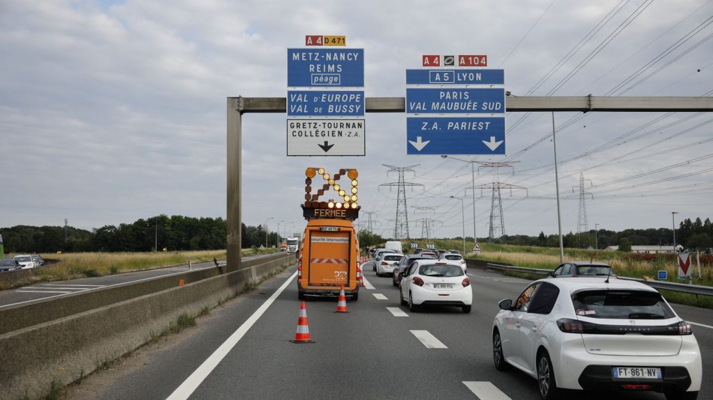 Trois morts dans le crash d'un avion de tourisme sur l'autoroute A4 en Seine-et-Marne
          Le petit avion s'est crashé à 15h45 dimanche, après avoir heurté une ligne à haute tension.